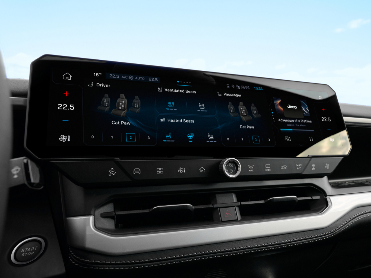 Plancia digitale della Nuova Jeep Compass 2025 con display touch panoramico e comandi per sedili riscaldati e ventilati, climatizzazione bi-zona e sistema infotainment Jeep aggiornato.