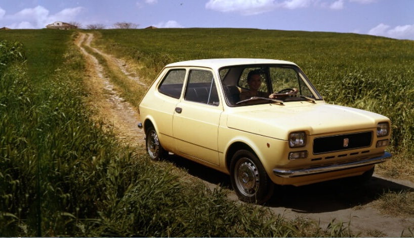 La Fiat 127 su uno stradone di campagna: se rispetta i requisiti, è a tutti gli effetti un'auto d'epoca