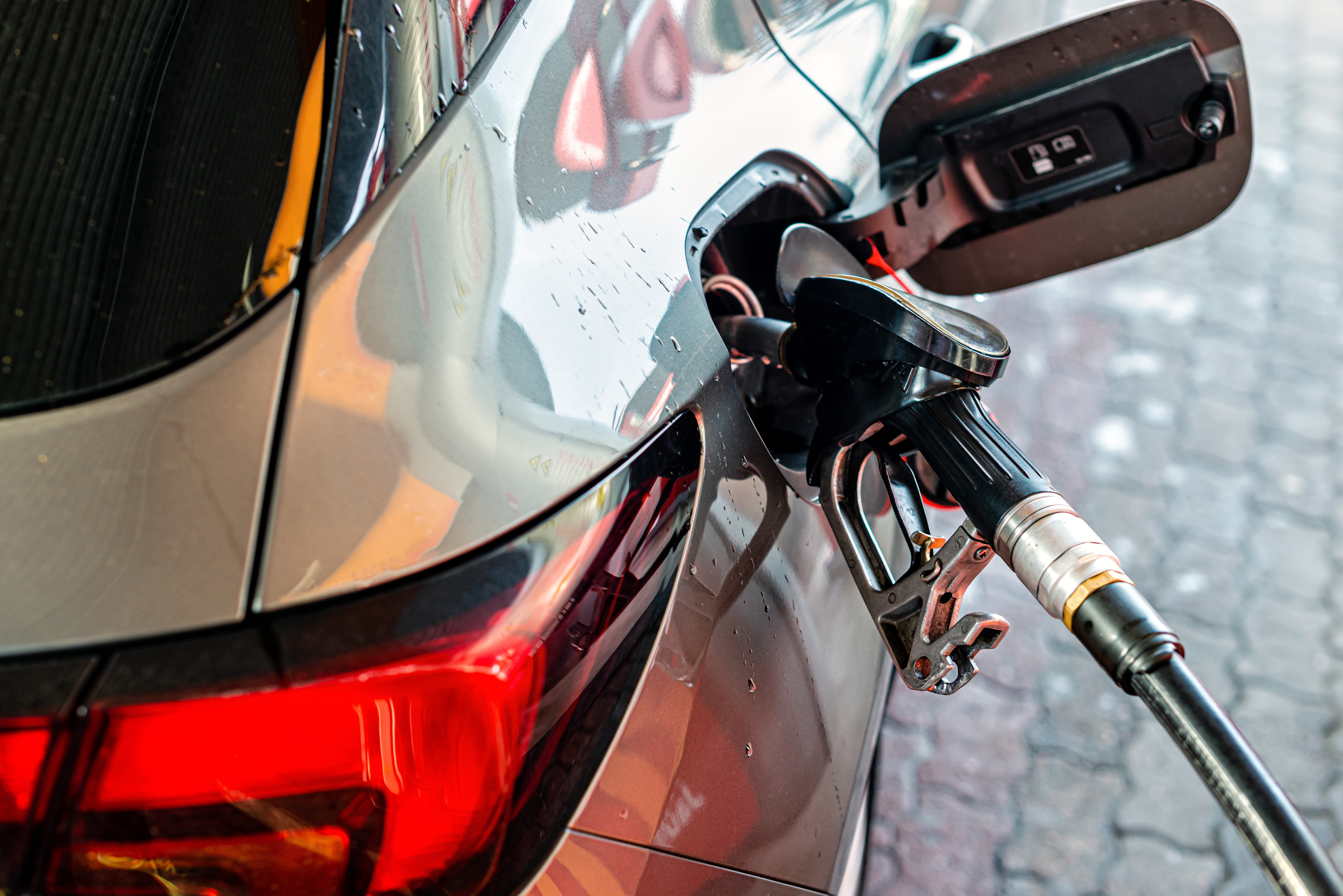 Rifornimento di GPL auto presso distributore: pistola carburante inserita nel serbatoio di un’auto