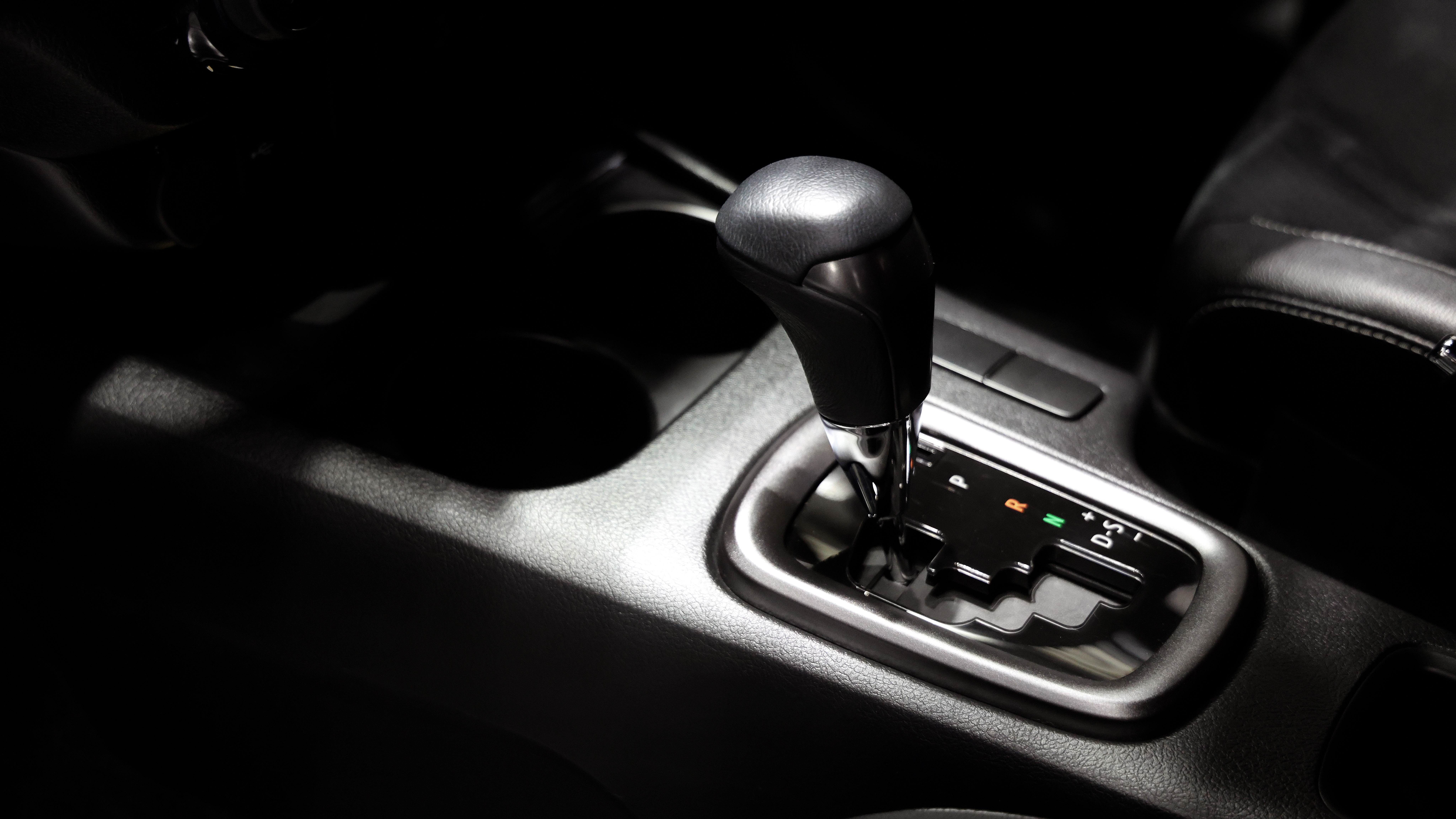 Veduta di un cambio automatico installato in un'auto