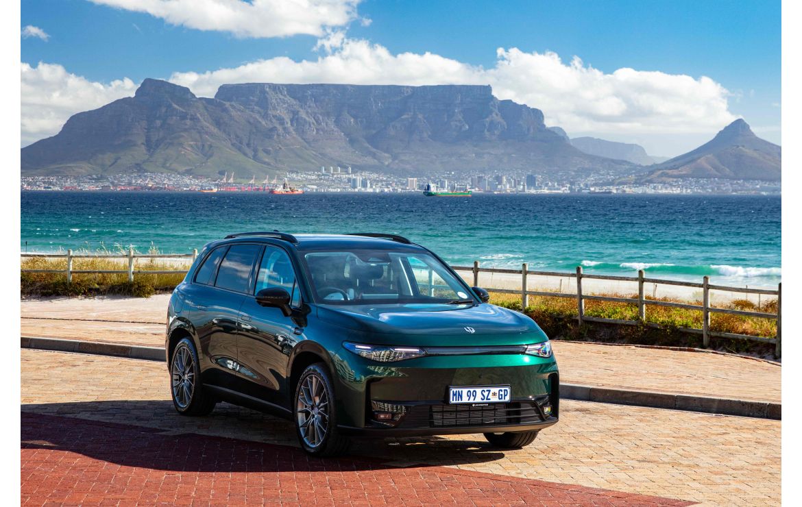 Leapmotor C10 SUV elettrico parcheggiato sul lungomare, vista frontale con design moderno, cerchi in lega e assetto da crossover spazioso, ideale per viaggi e guida quotidiana