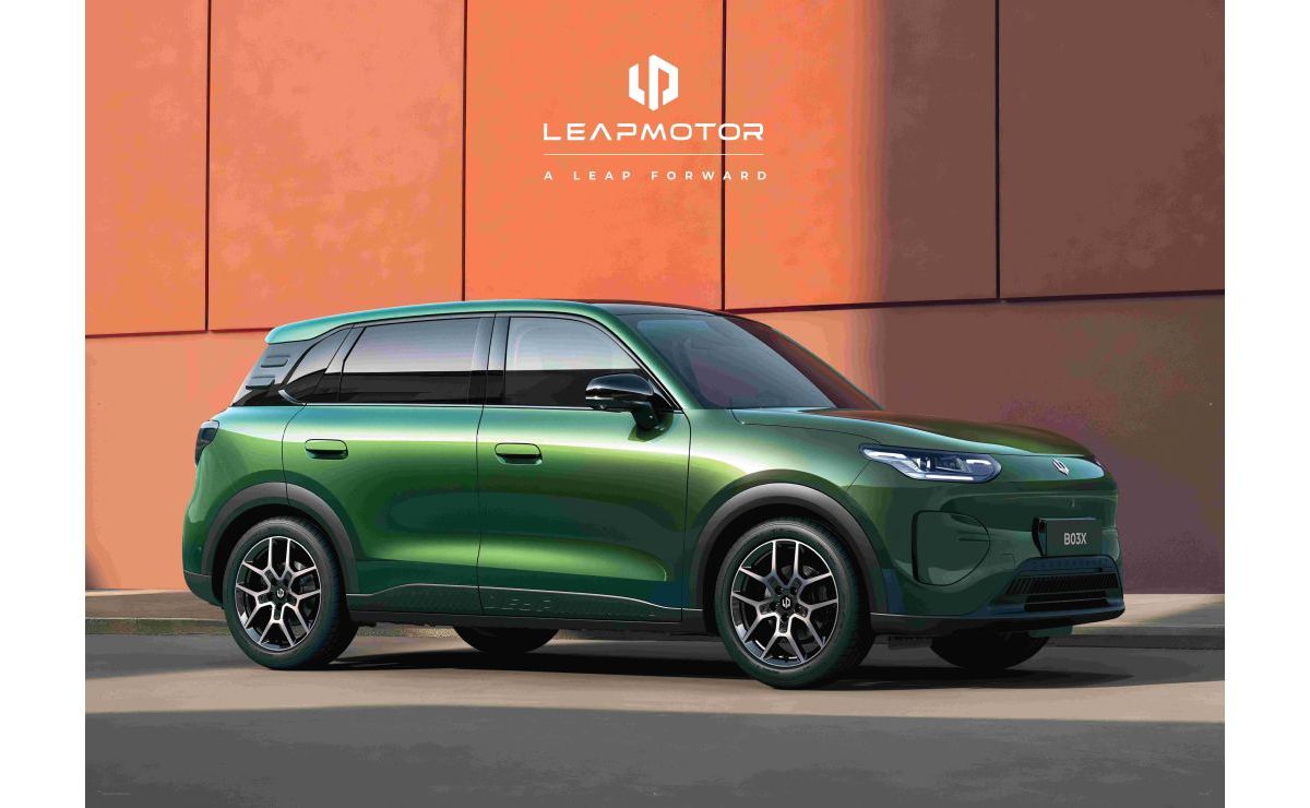leapmotor b03x verde scuro davanti a sfondo arancione