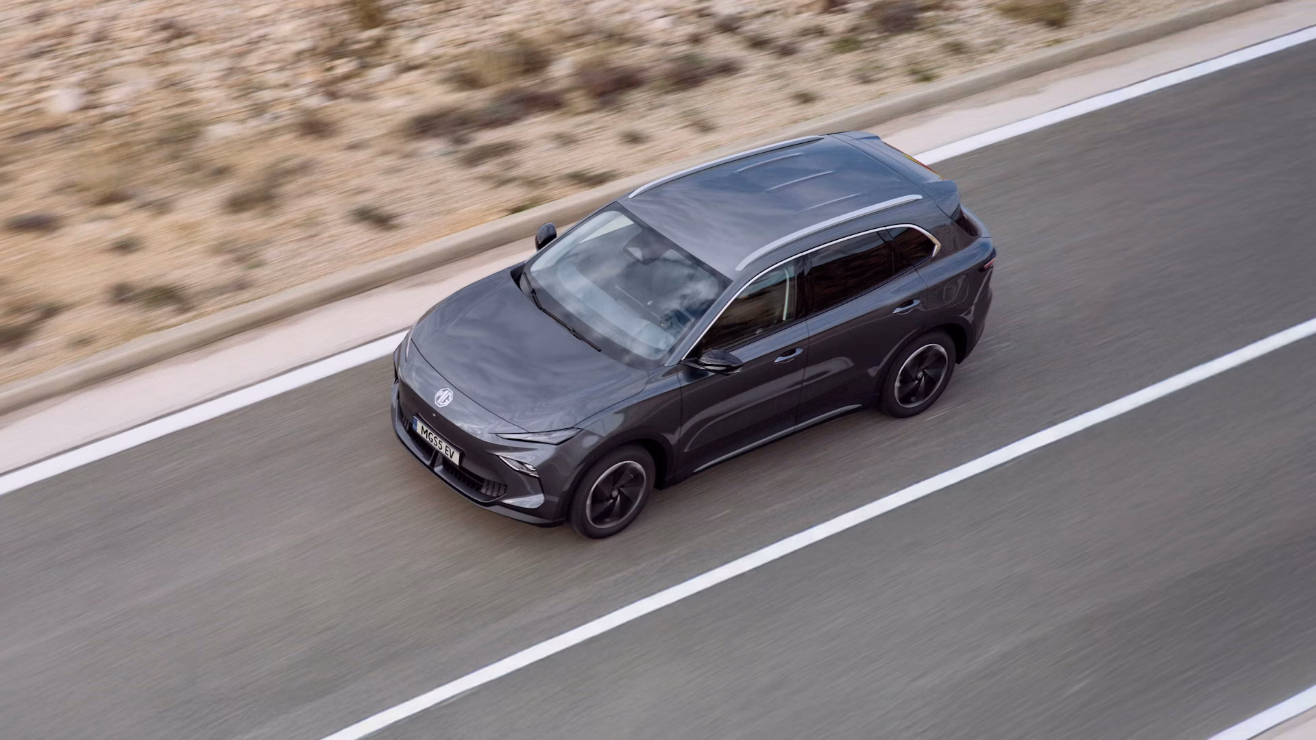 Crossover elettrica MG S5 EV in accelerazione, con recupero energetico KERS e modalità one-pedal
