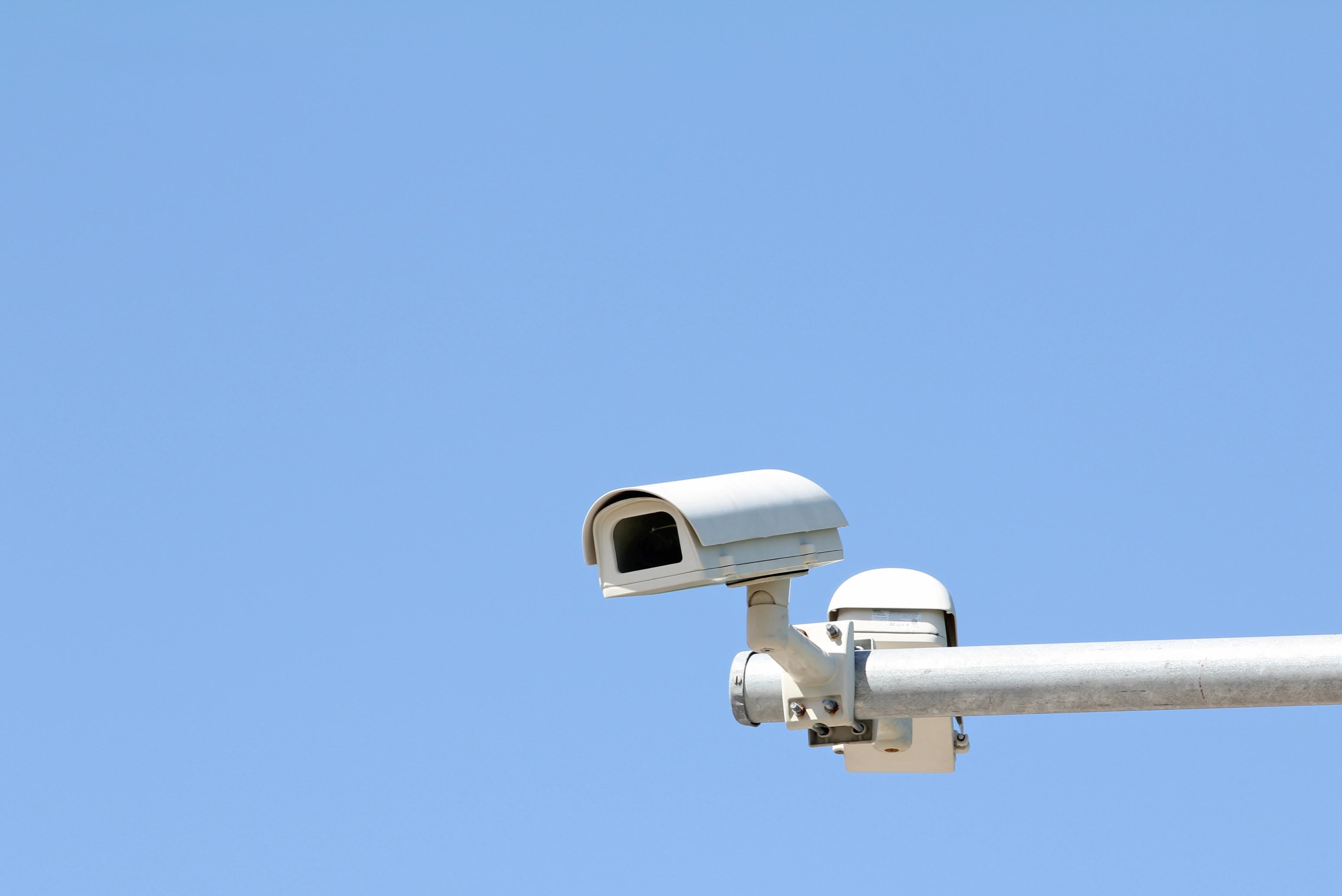 telecamera/autovelox con braccio telescopico e cielo sullo sfondo