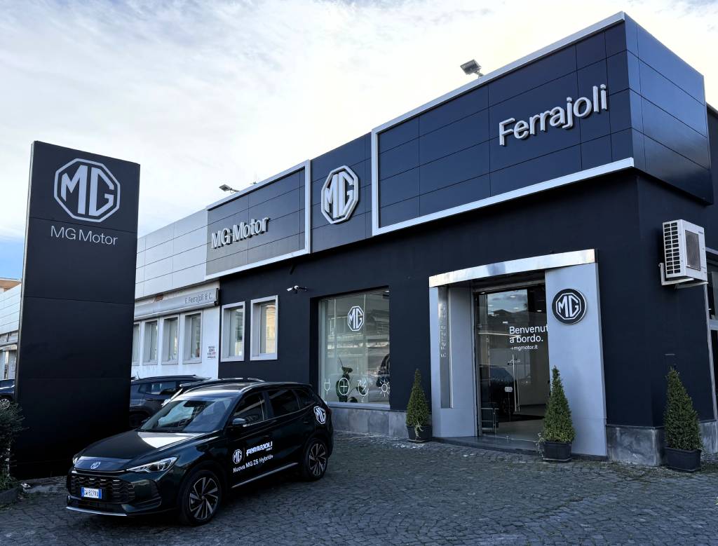 La sede della concessionaria Ferrajoli Auto di Pagani con il totem di MG Motor